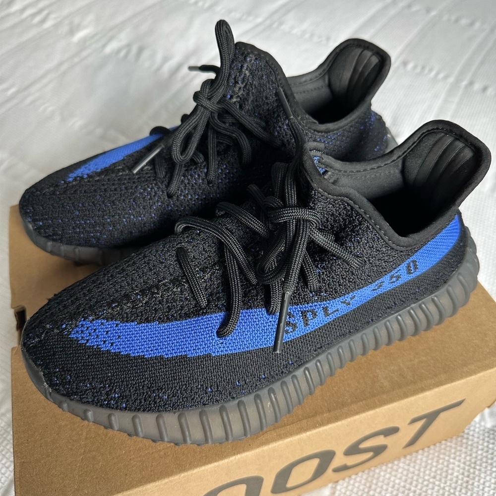 Yeezy Boost 350 V2 Dazzling Blue- SIZE 6 (mens)/ 7.5 women’s  LIKE NEW